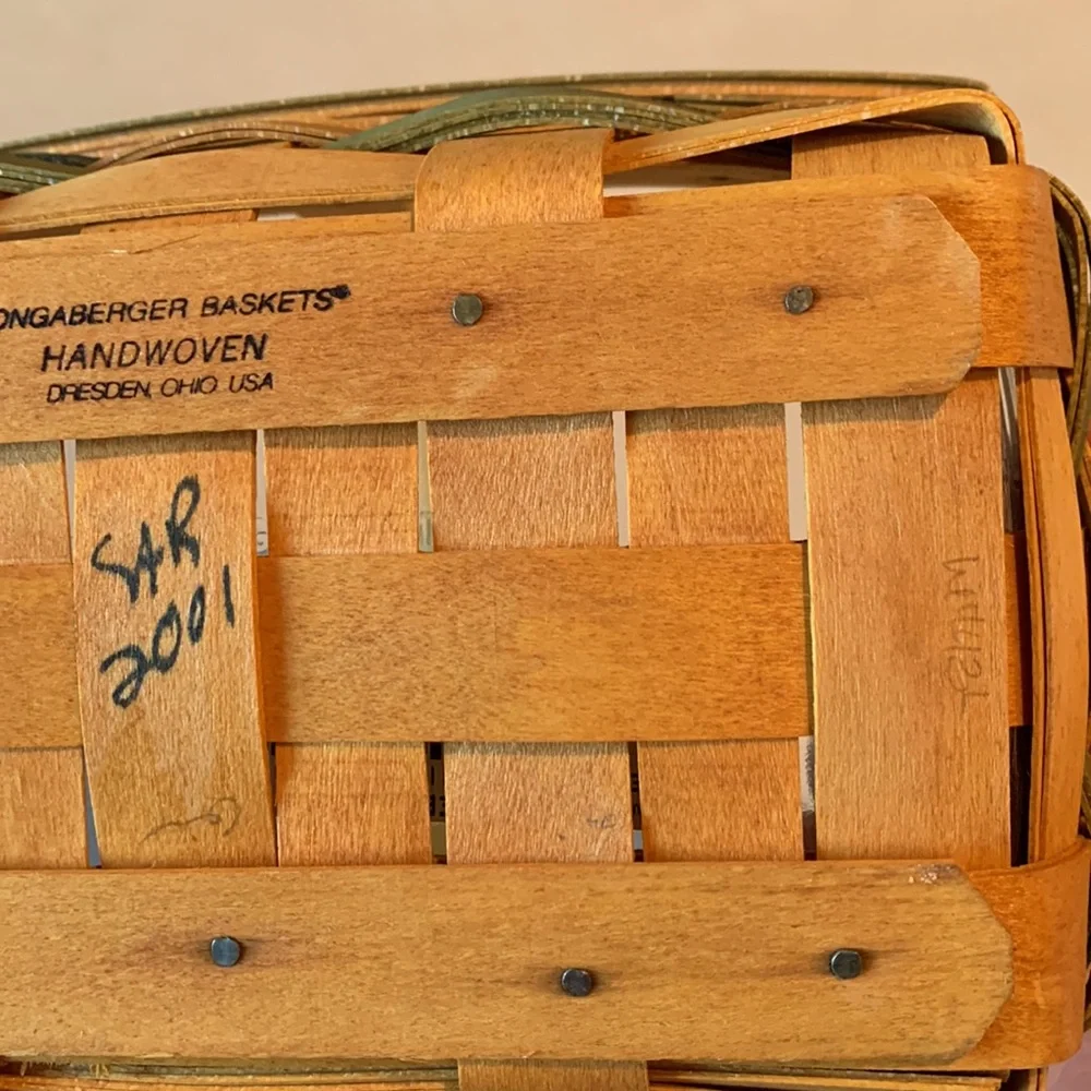 Longaberger 2001 BEE Basket with protector and liner